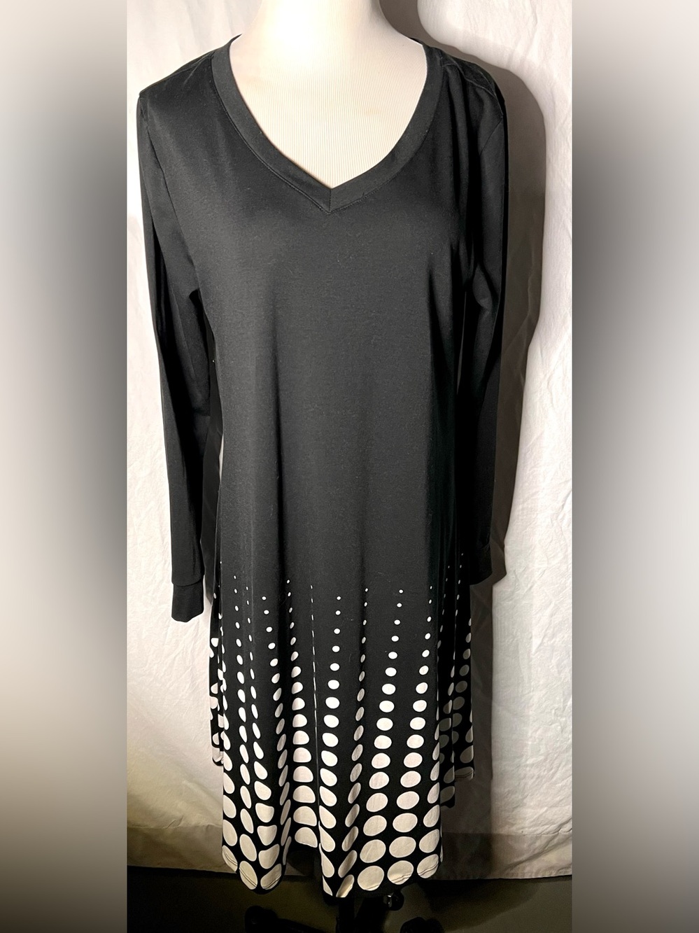 LuLaRoe Long sleeve black and white v-neck dress with pockets.